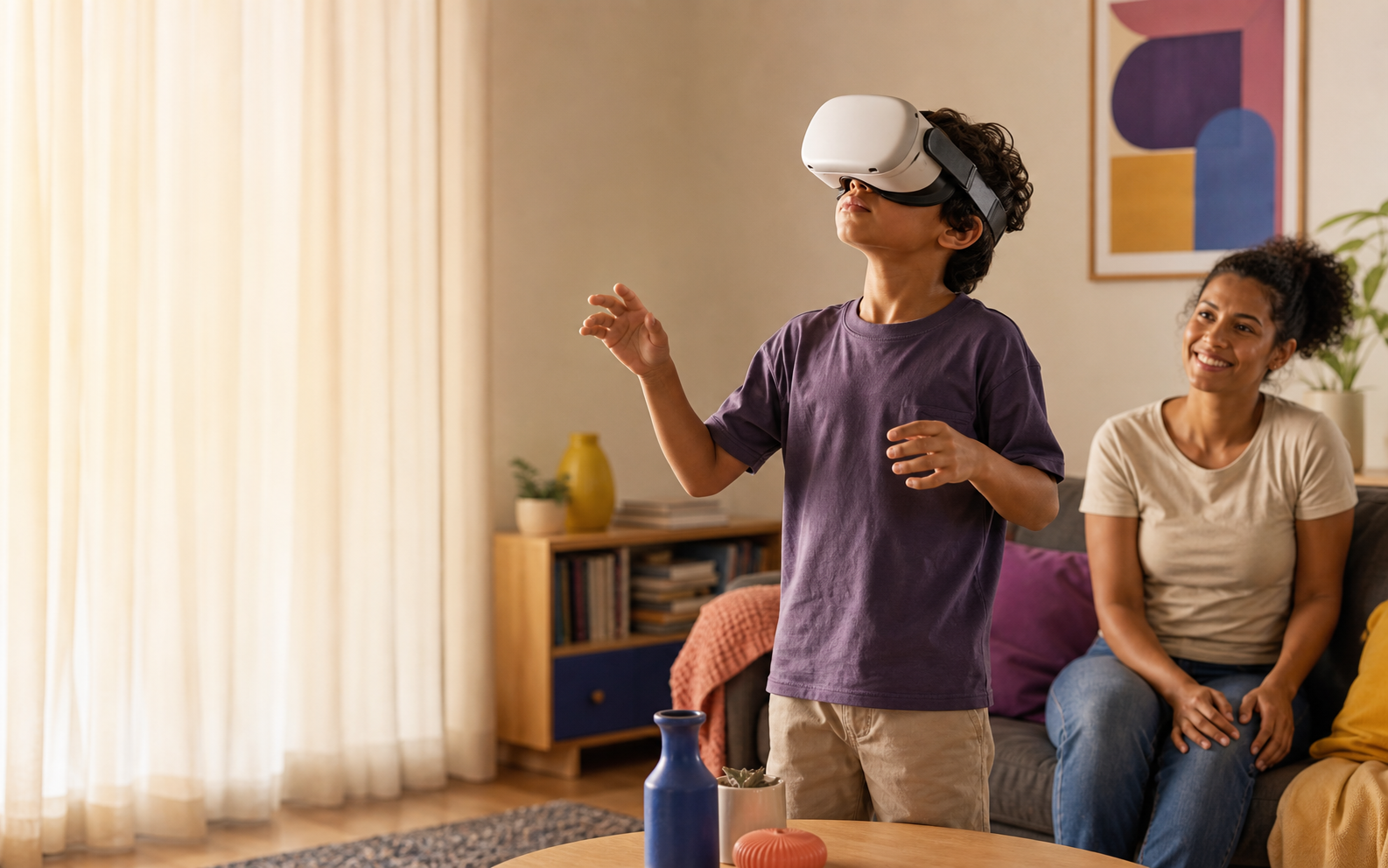 Imagem ilustrativa de uma criança usando realidade virtual em casa, acompanhada por uma pessoa adulta